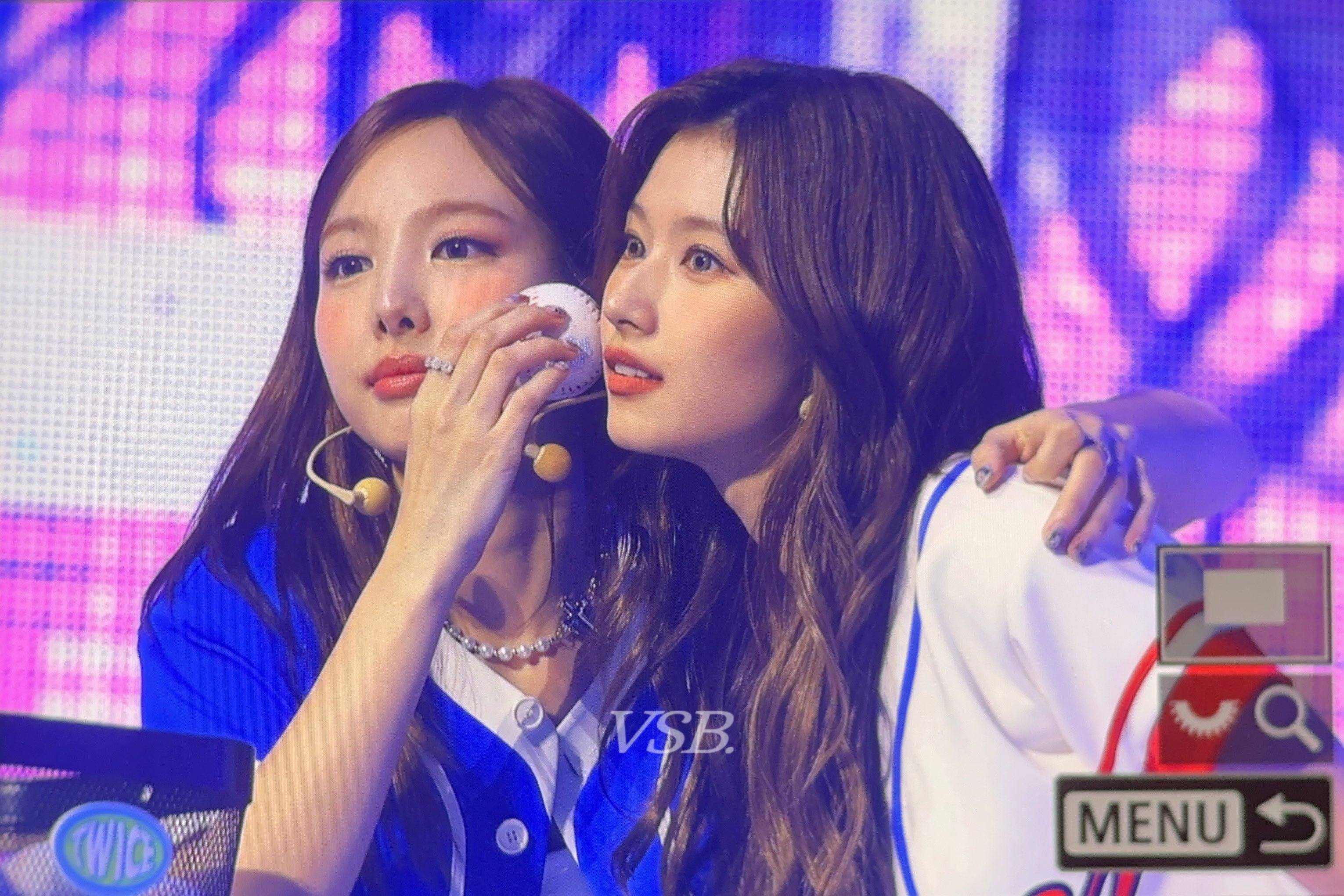 Nayeon-Kiss-SANA-2024-10-20-9th-FanMeeting-9.jpeg